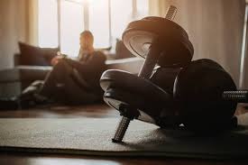 他是姚明前队友，因伤病缺钱治疗瘫痪在床，靠70岁母亲拾荒生活